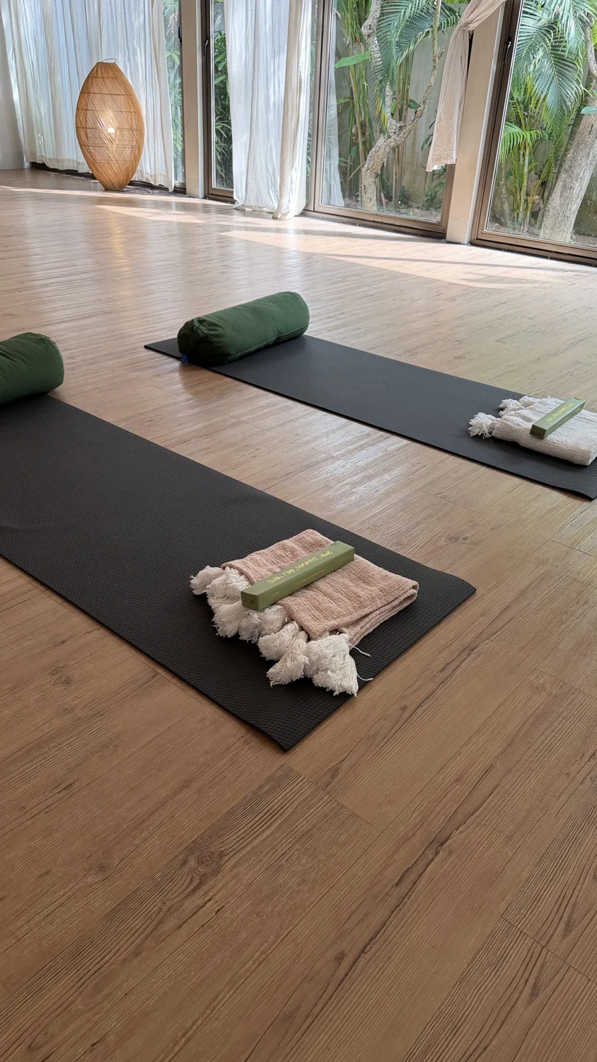 Le studio et les tapis préparés pour une séance de Breathwork