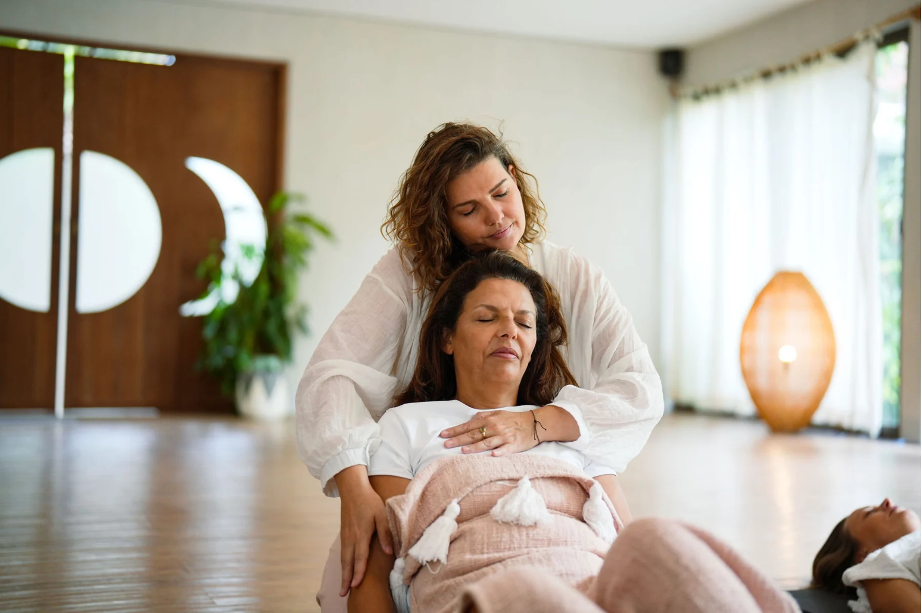 Julie accompagne une participante lors d’une séance de Breathwork