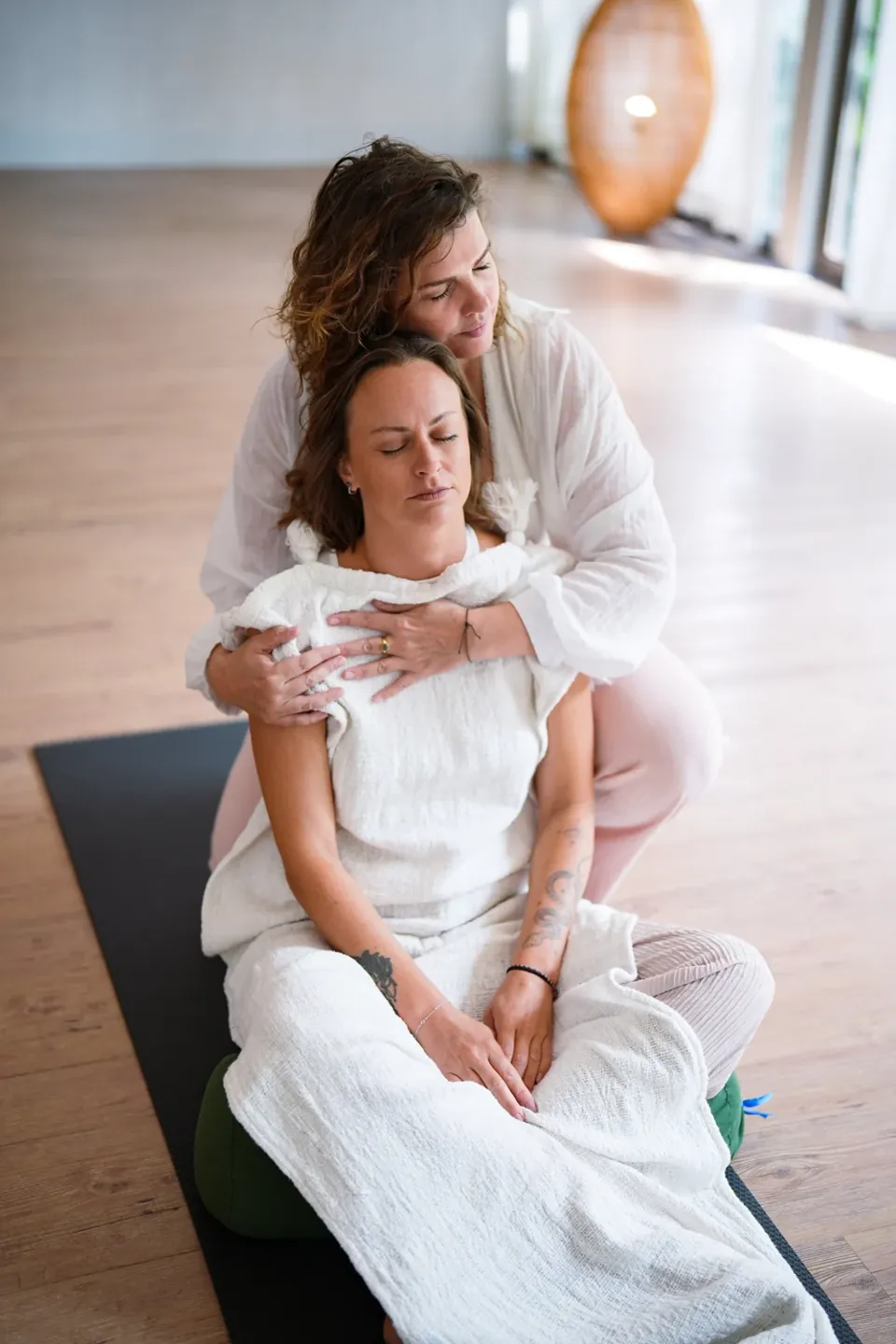 Julie accompagne une participante pendant une séance de Breathwork