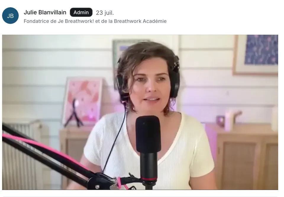 Julie Blanvillain au micro pendant un live en ligne