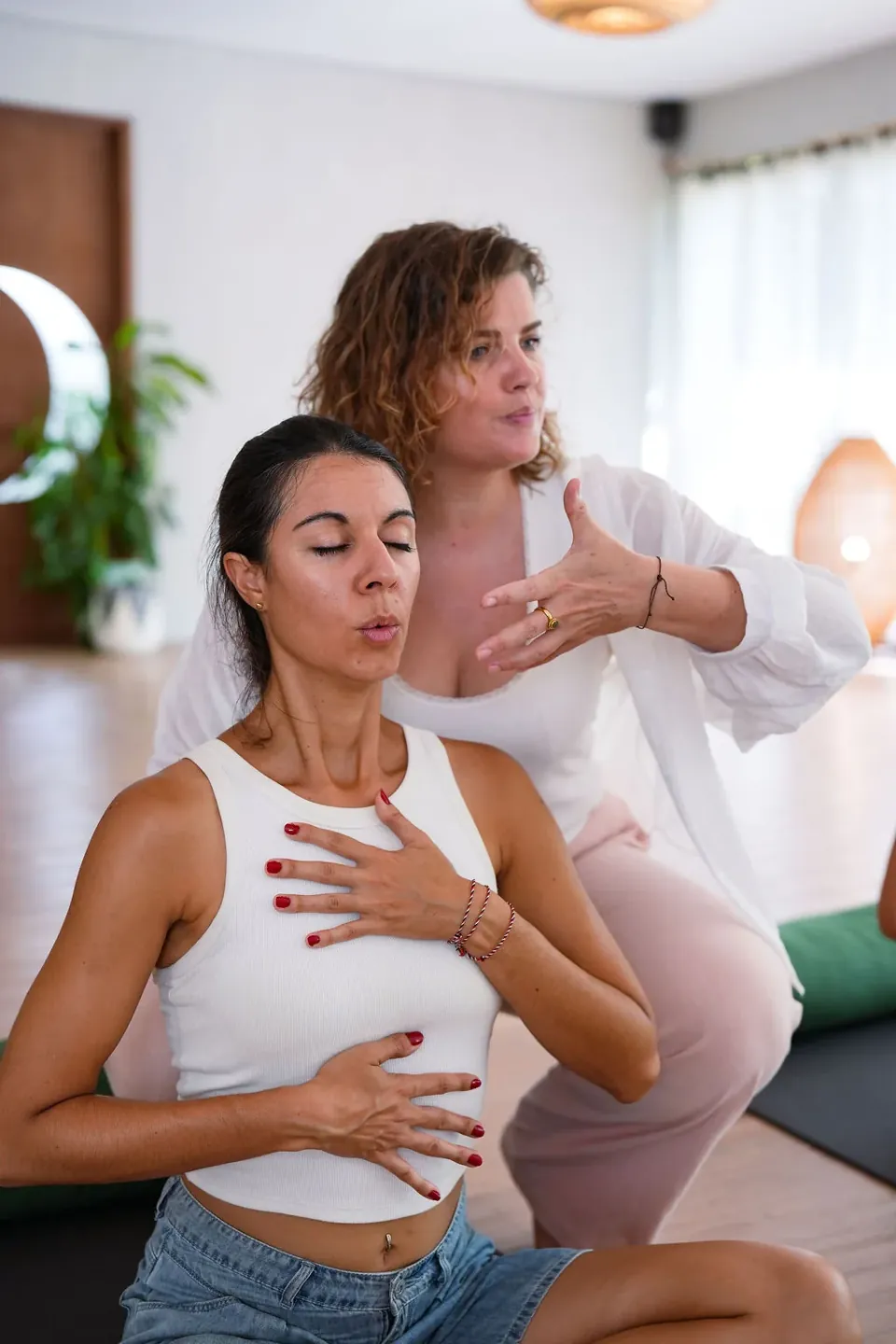 Julie accompagne une participante pendant une séance de Breathwork