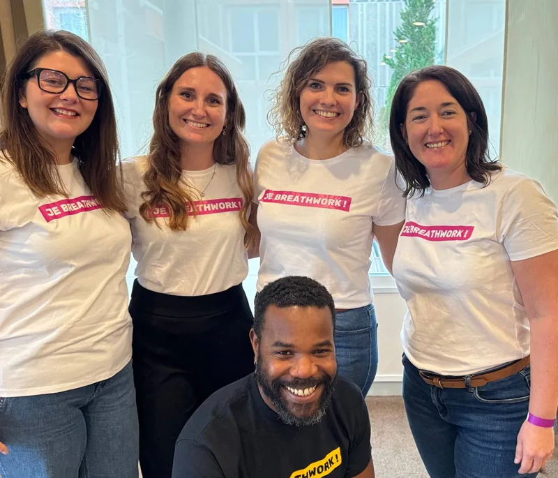 Julie entourée de ses élèves, avec leurs t-shirts Je Breathwork
